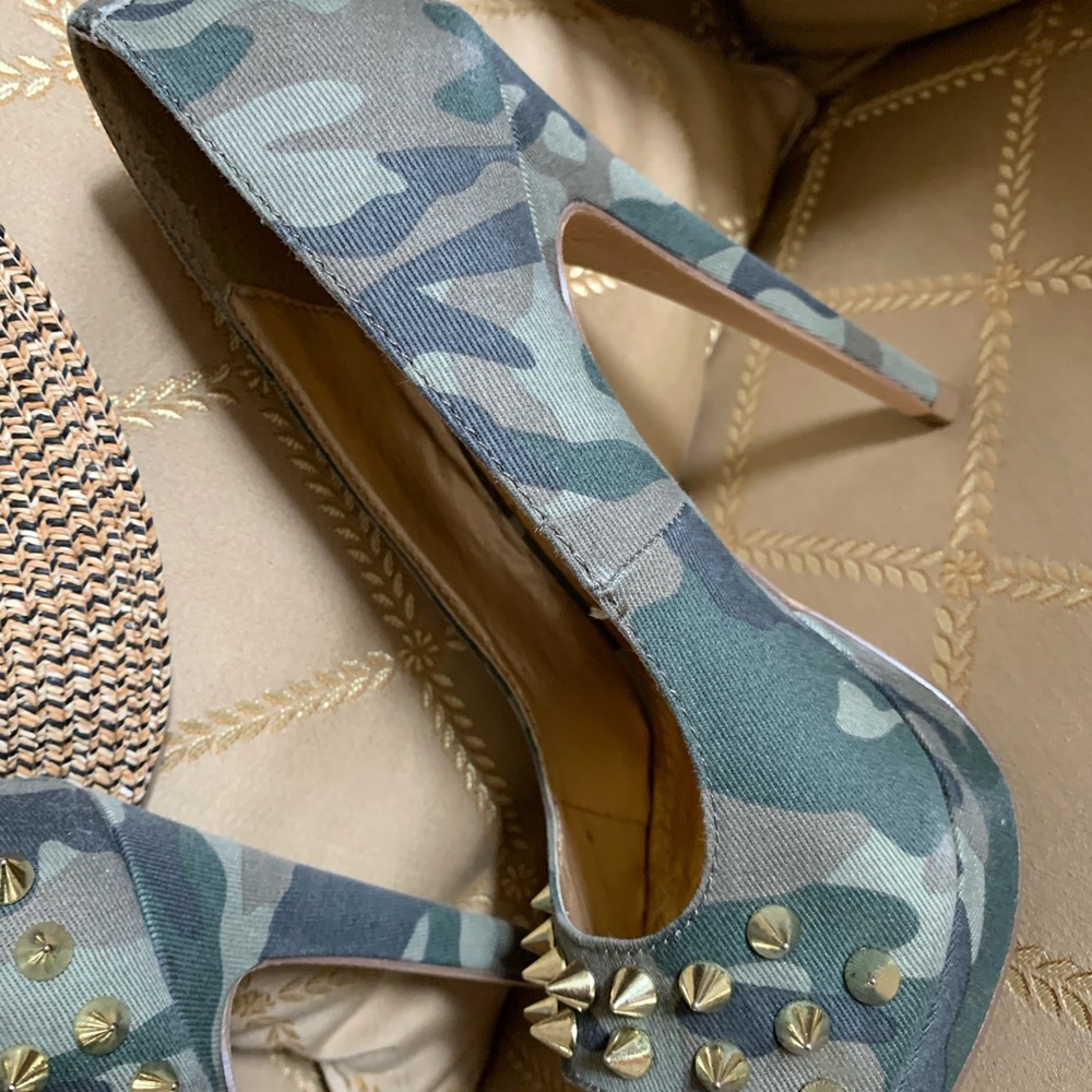 Heels - Picture 3 of 3
